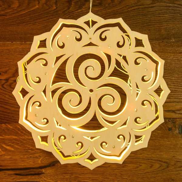Lichtobjekt Triskell aus Holz mit LED Ø 30 cm